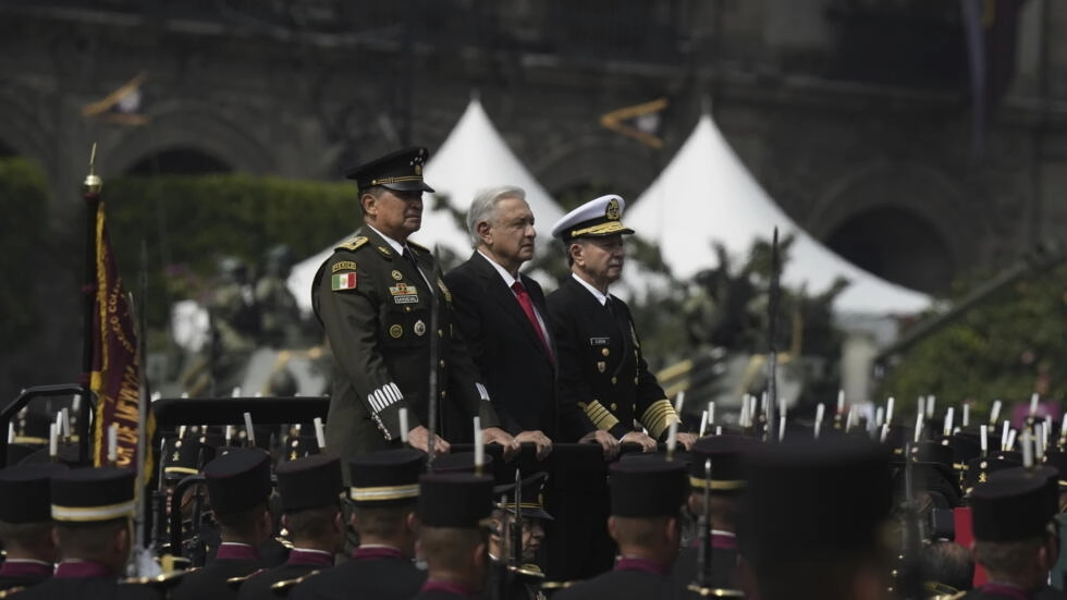 Президент и командиры на главной площади столицы, Зокало, в Мехико, суббота, 16 сентября 2023 года.