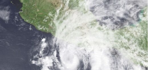 Тропический ураган "Эрик" угрожает югу Мексики